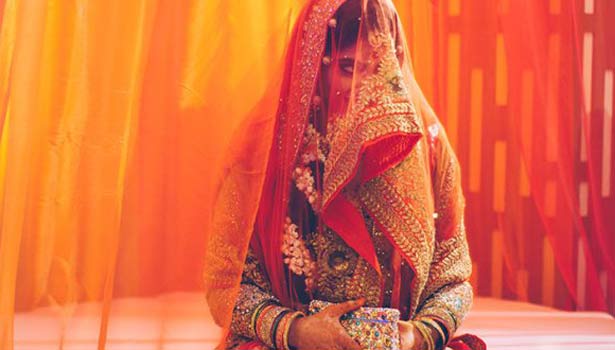 201702251745464655_Bride-decamps-with-jewellery-on-wedding-night_SECVPF