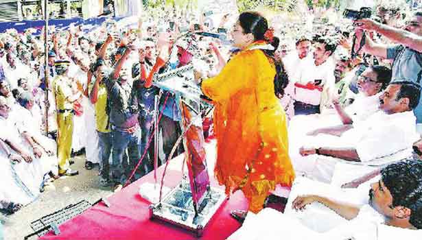 201703021650207234_Kerala-women-can-not-walk-even-daylight-Khushboo-says_SECVPF