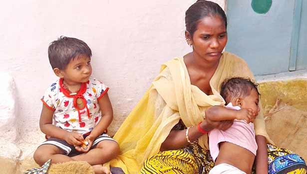 201703021929345467_dowry-torture-husband-house-before-young-girl-dharna_SECVPF