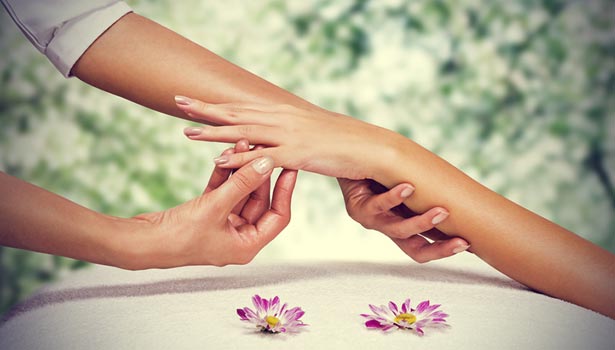 201703131349350475_Beauty-give-hands-and-fingers-oil-massage_SECVPF