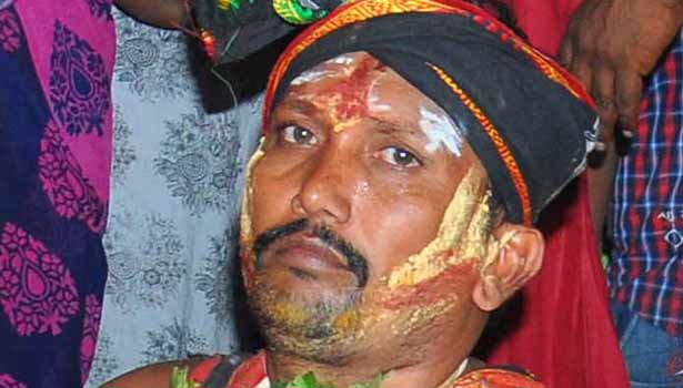 201703162255177323_arul-vakku-woman-video-take-government-employee-suspended_SECVPF