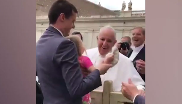 201703231144294243_Girl-steals-Pope-Francis-hat-at-Vatican-greeting_SECVPF