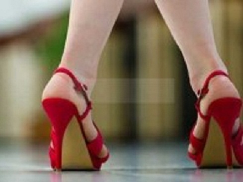 ஹை-கீல்ஸ்-செருப்பு-அணியும்-பெண்கள்-கவனிக்க-வேண்டிய-சில-டிப்ஸ்