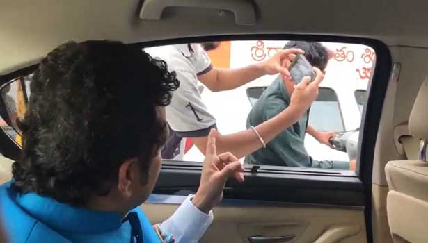 201704091715297150_Sachin-Tendulkar-gives-road-safety-advice-to-bikers-without_SECVPF