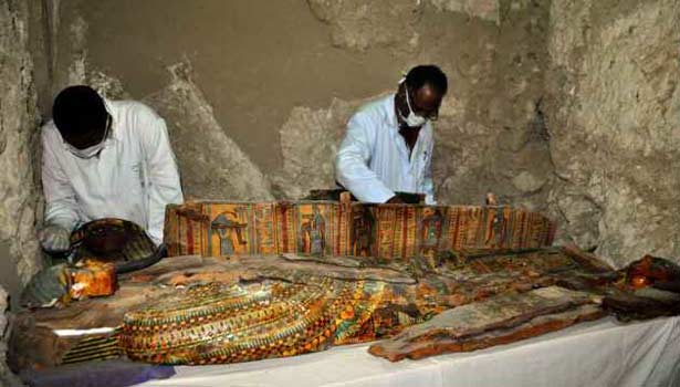 201704182029061925_Mummies-discovered-in-ancient-tomb-near-Egypts-Luxor_SECVPF