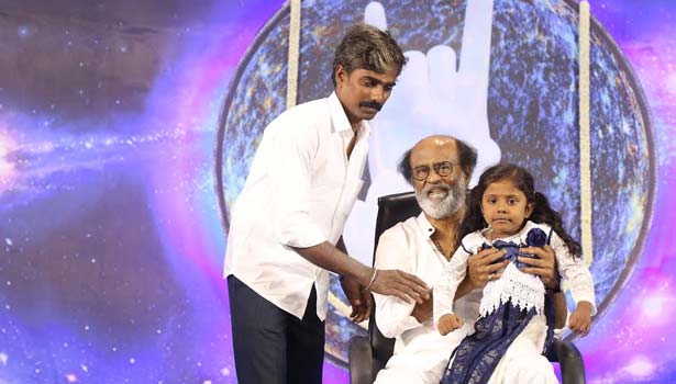 201705181707535680_Fans-do-not-felldown-in-front-of-rajini_SECVPF