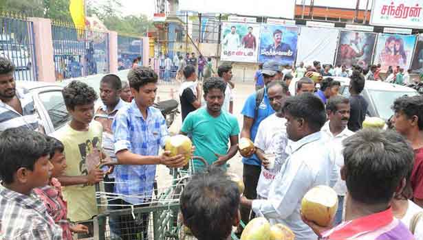 201705261512087001_Thondan-fans-distribution-free-drinks-to-peoples_SECVPF