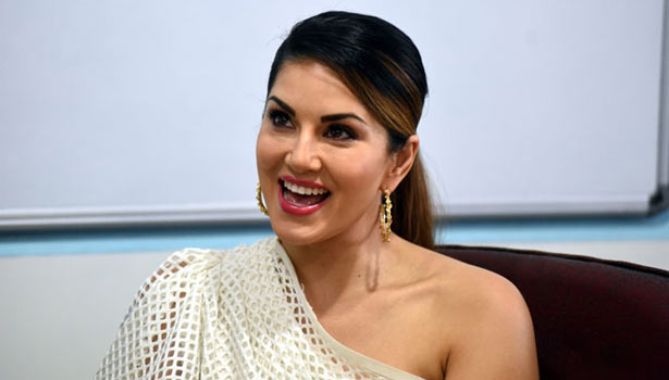 201705311826513733_Sunny-leone-escapes-plane-crash_SECVPF