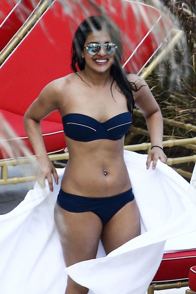 priyankca-chopra-in-bikini-at-her-hotel-pool-in-miami-05-12-2017_1