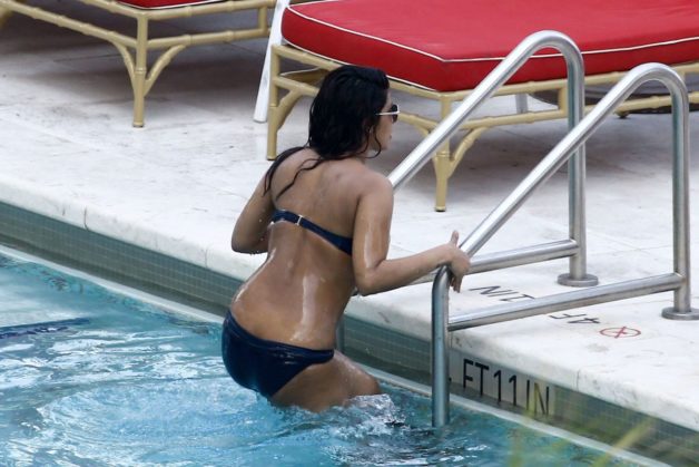 priyankca-chopra-in-bikini-at-her-hotel-pool-in-miami-05-12-2017_15