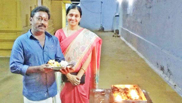 201706021630444685_Actress-Devayani-worship-with-her-husband-temple-in-anthiyur_SECVPF