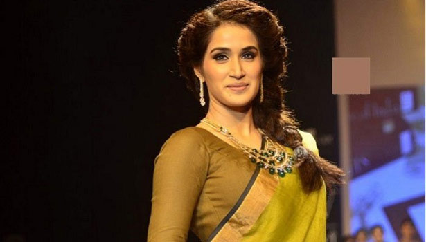 201707131443039922_Best-hairstyle-for-saree_SECVPF