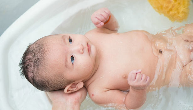 201709140937136094_How-to-bathe-a-newborn-baby_SECVPF