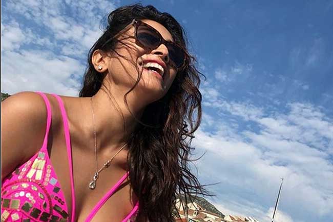 வைரலாகும் ஸ்ரேயாவின் பிகினி புகைப்படம்..!!