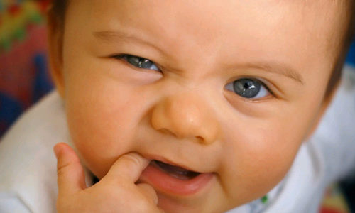 பல் வலிக்கு வீட்டில் மருந்து இருக்கு!! (மருத்துவம்)